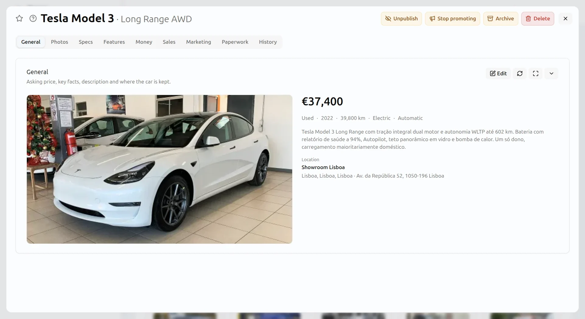 A car's record with its photo, asking price, year, mileage, fuel, gearbox, description and showroom location