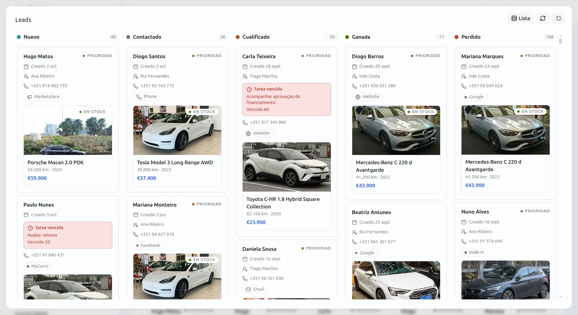 Tablero de leads con columnas de nuevos, contactados, cualificados, ganados y perdidos; cada tarjeta muestra el comprador, su vendedor y el coche que quiere