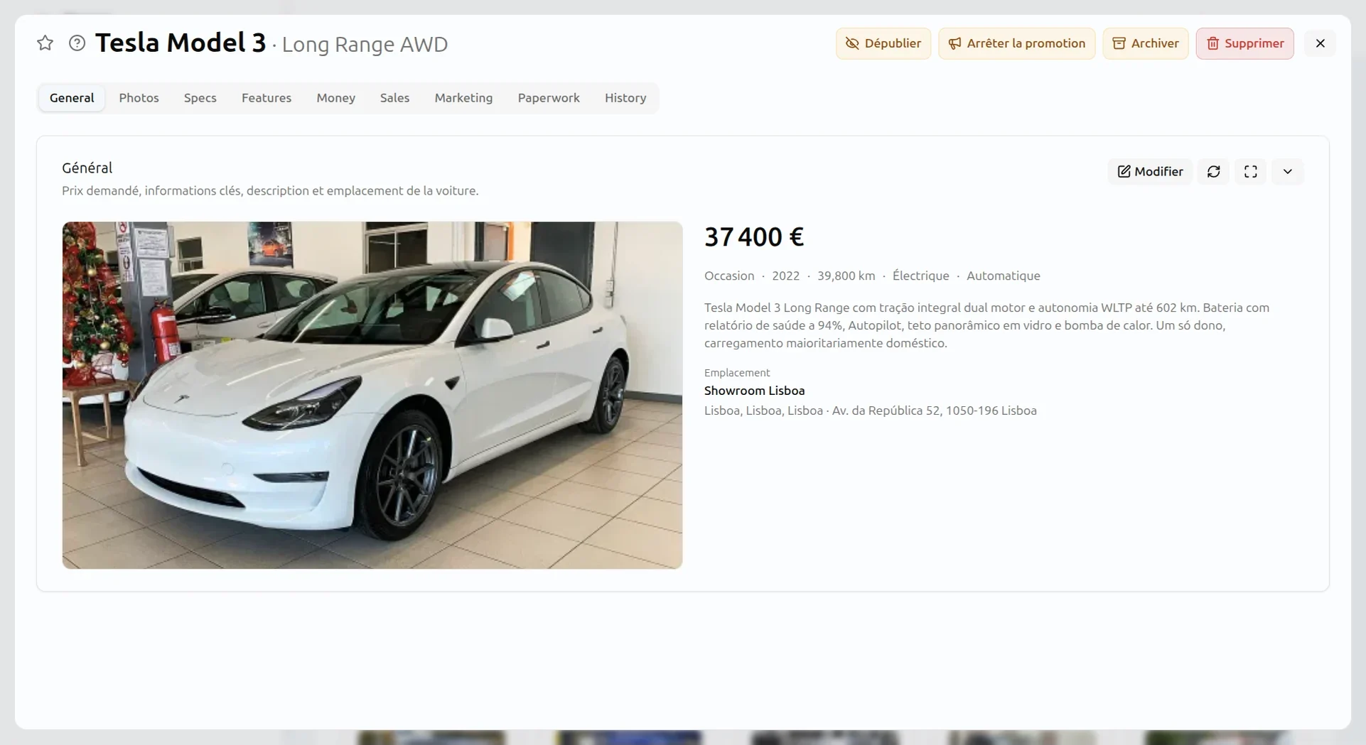 Fiche d'un véhicule avec sa photo, son prix de vente, son année, son kilométrage, son carburant, sa boîte de vitesses, sa description et son site d'exposition