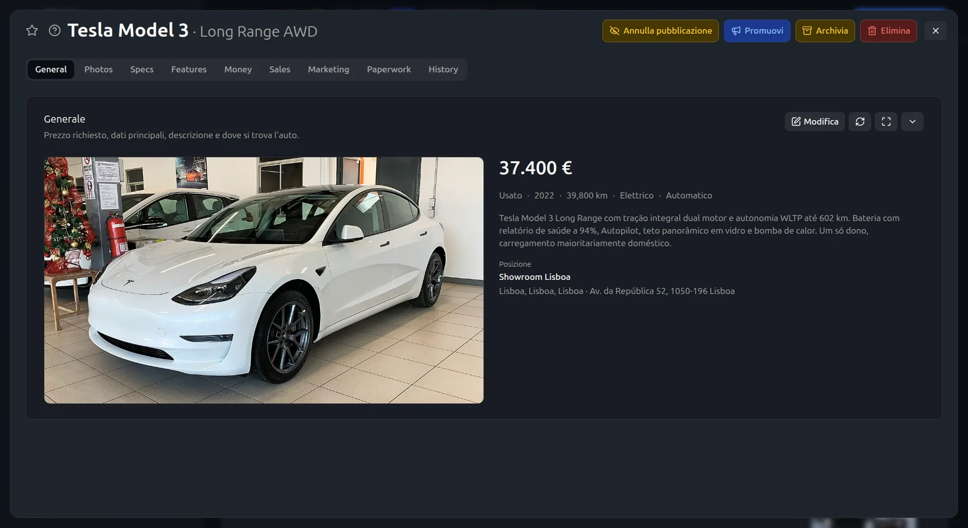 La scheda di un'auto con foto, prezzo richiesto, anno, chilometraggio, alimentazione, cambio, descrizione e sede dello showroom